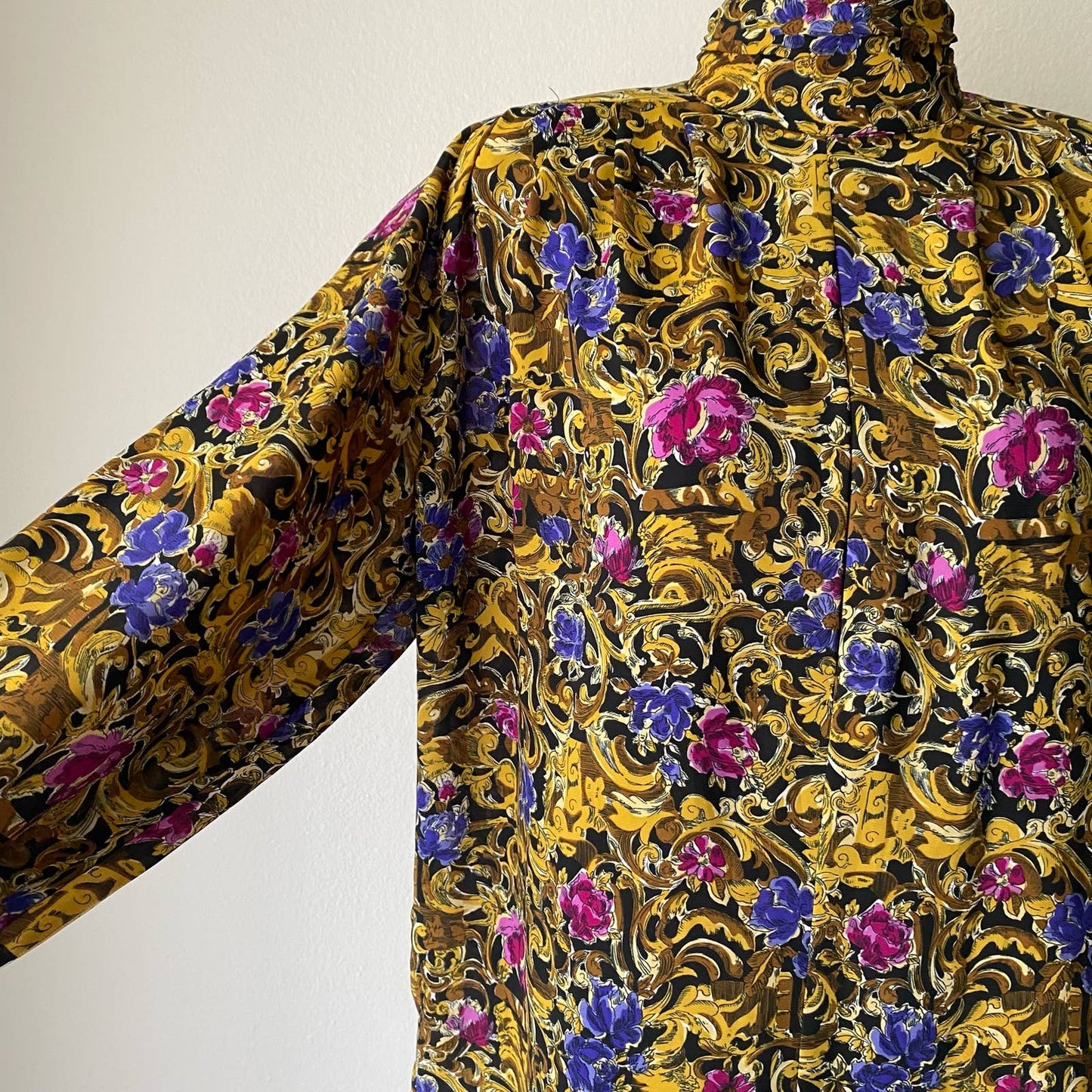 Jordan sz 8 Vintage floral shoulder padded blouse