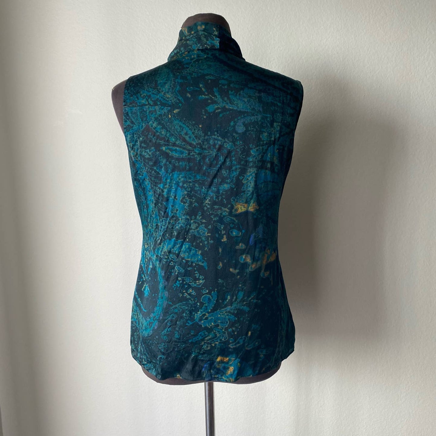 Elle Tahari sz S abstract 100% silk blouse