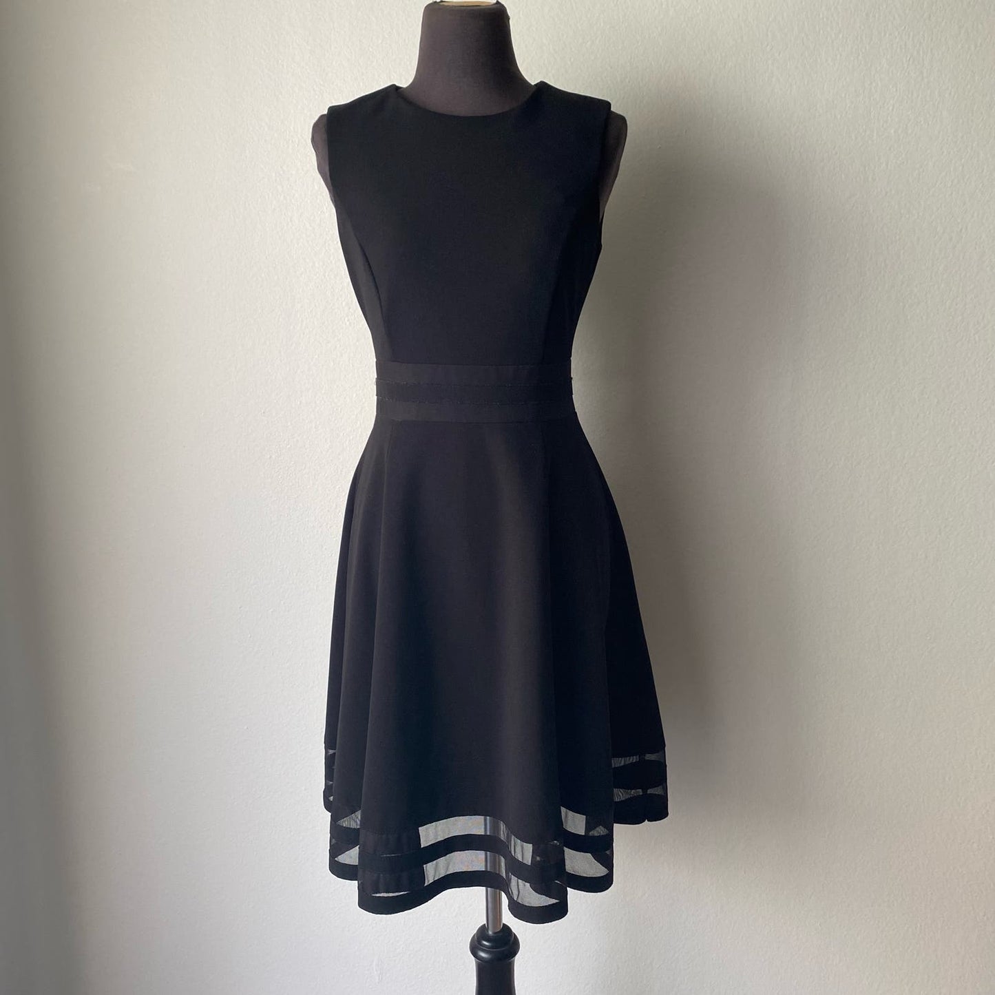 Calvin Klein sz 6 Sleeveless crew neck fit and flared dress