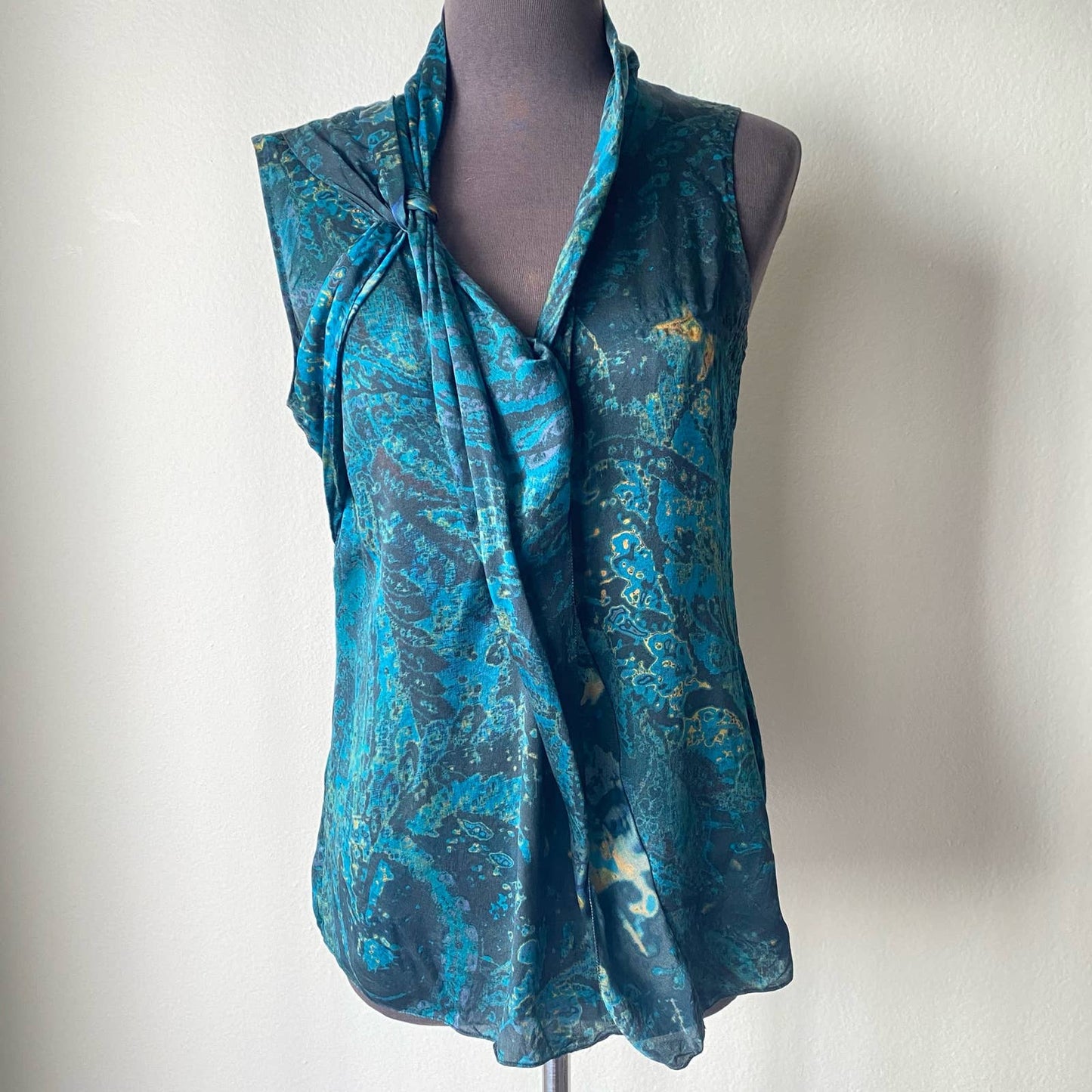 Elle Tahari sz S abstract 100% silk blouse