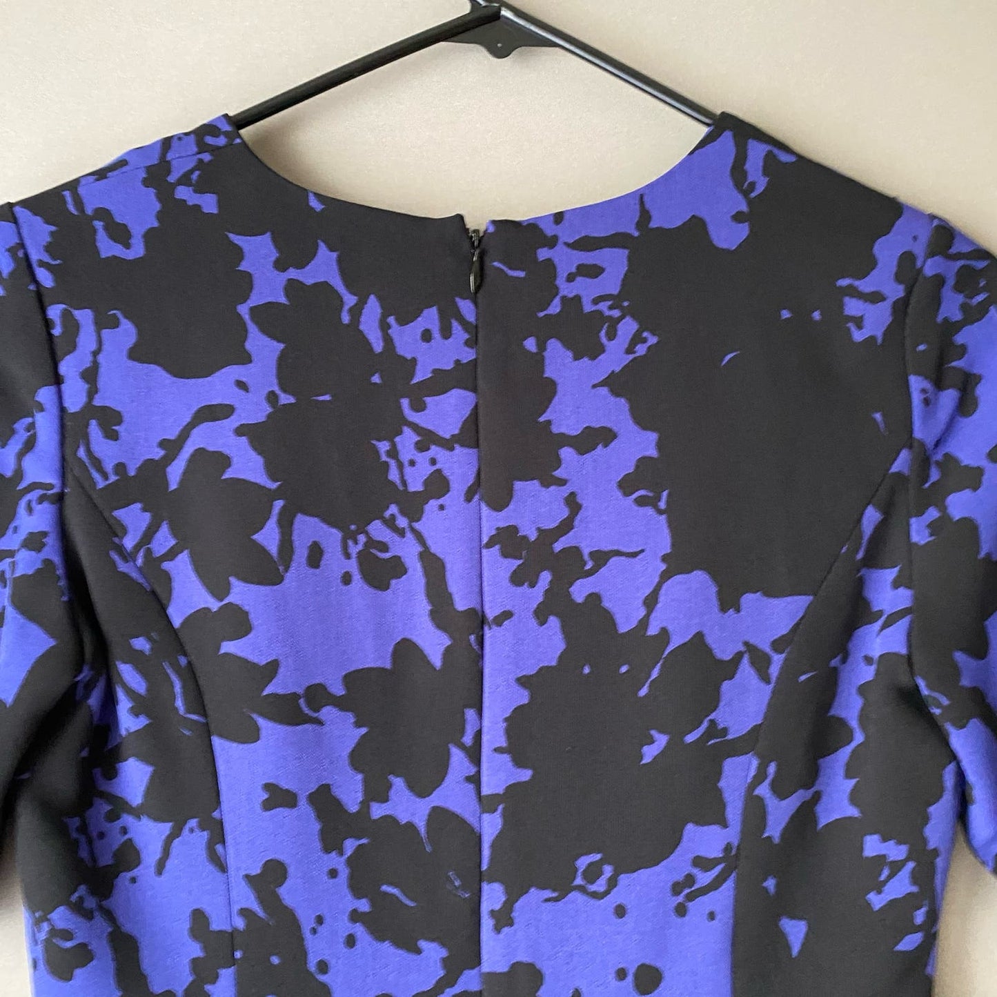 Adrianna Papell size 2 black and blue short sleeve sheath dress