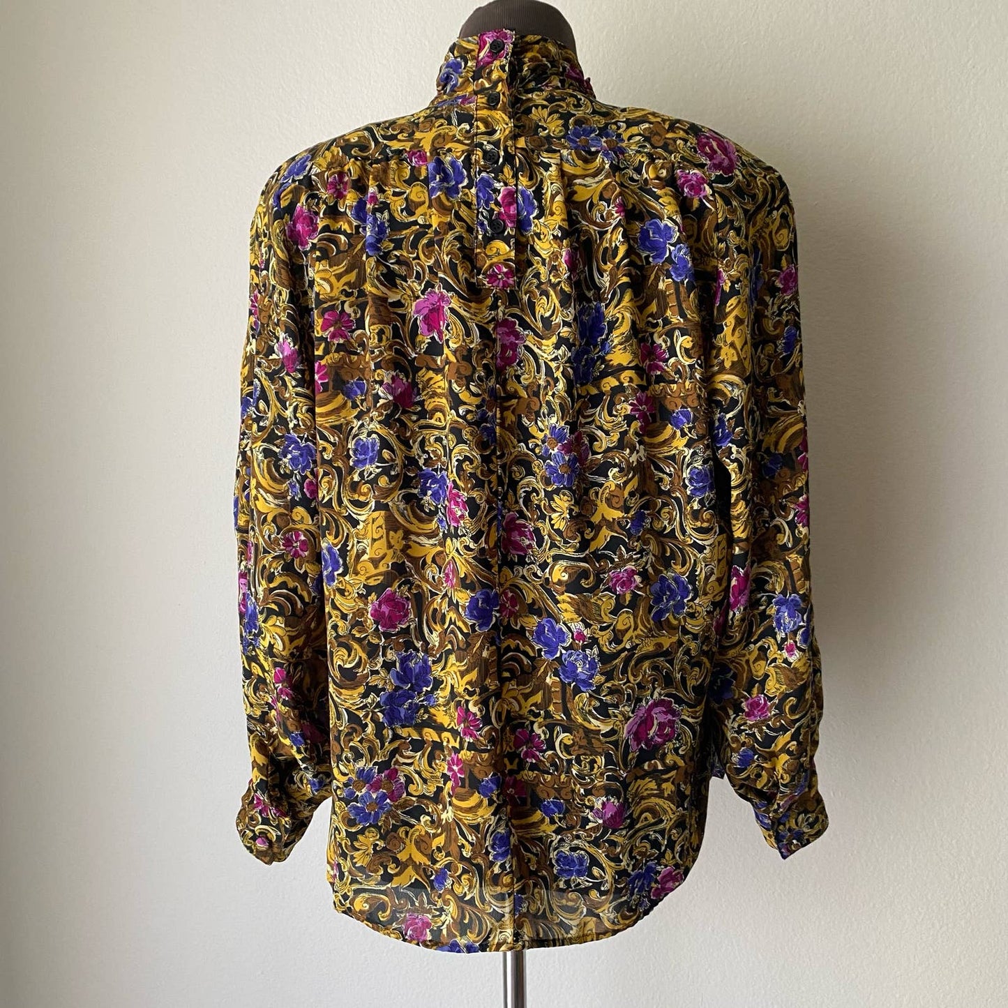 Jordan sz 8 Vintage floral shoulder padded blouse