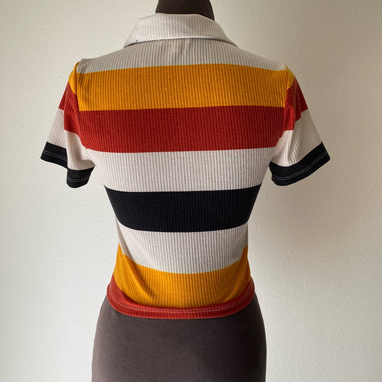 Love J sz M short sleeve zip in front stripe crop top