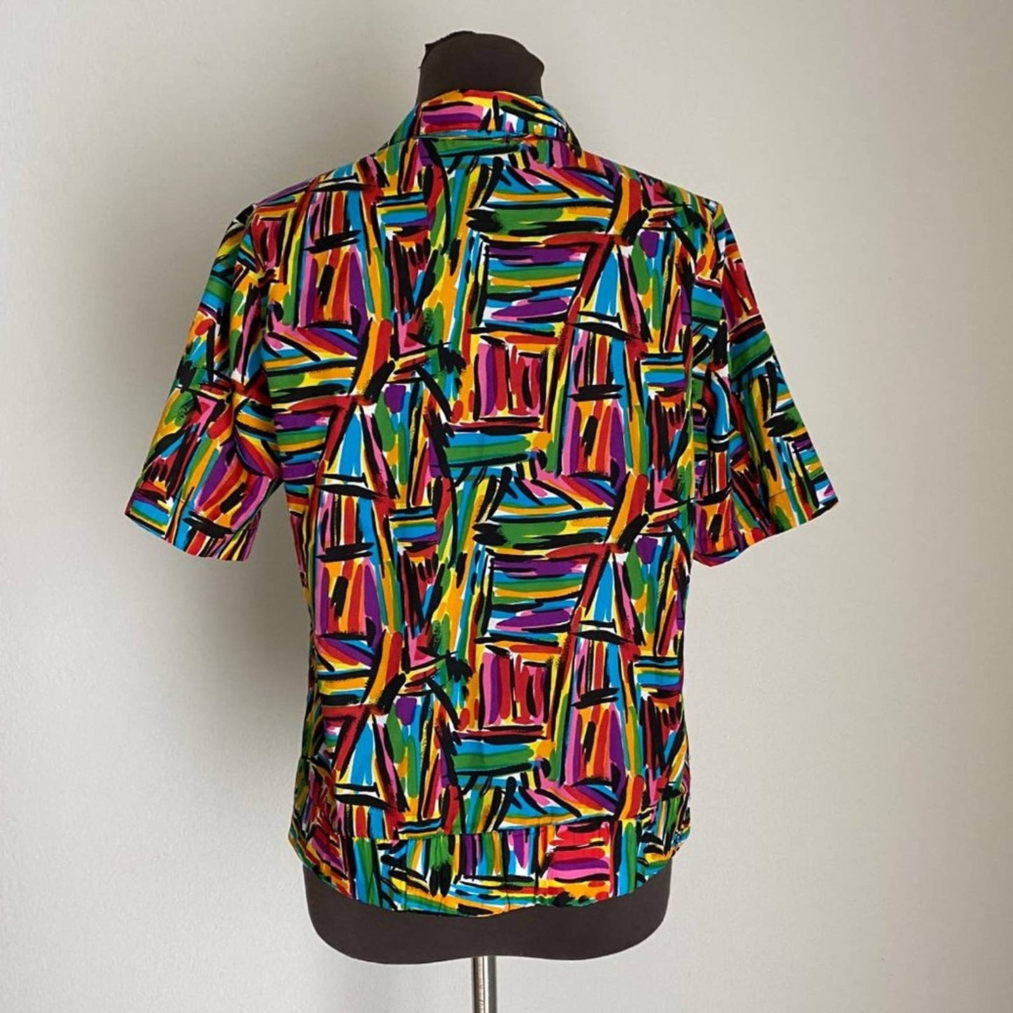 Nations sz M Vintate 80s short sleeve multicolored  V neck button blouse