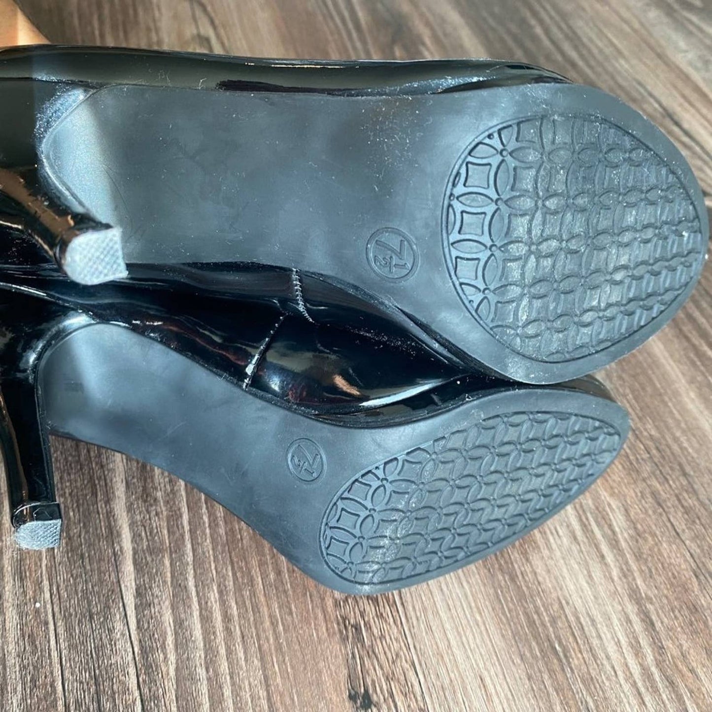Merona sz 7.5  patton leather pumps 3-inch heels