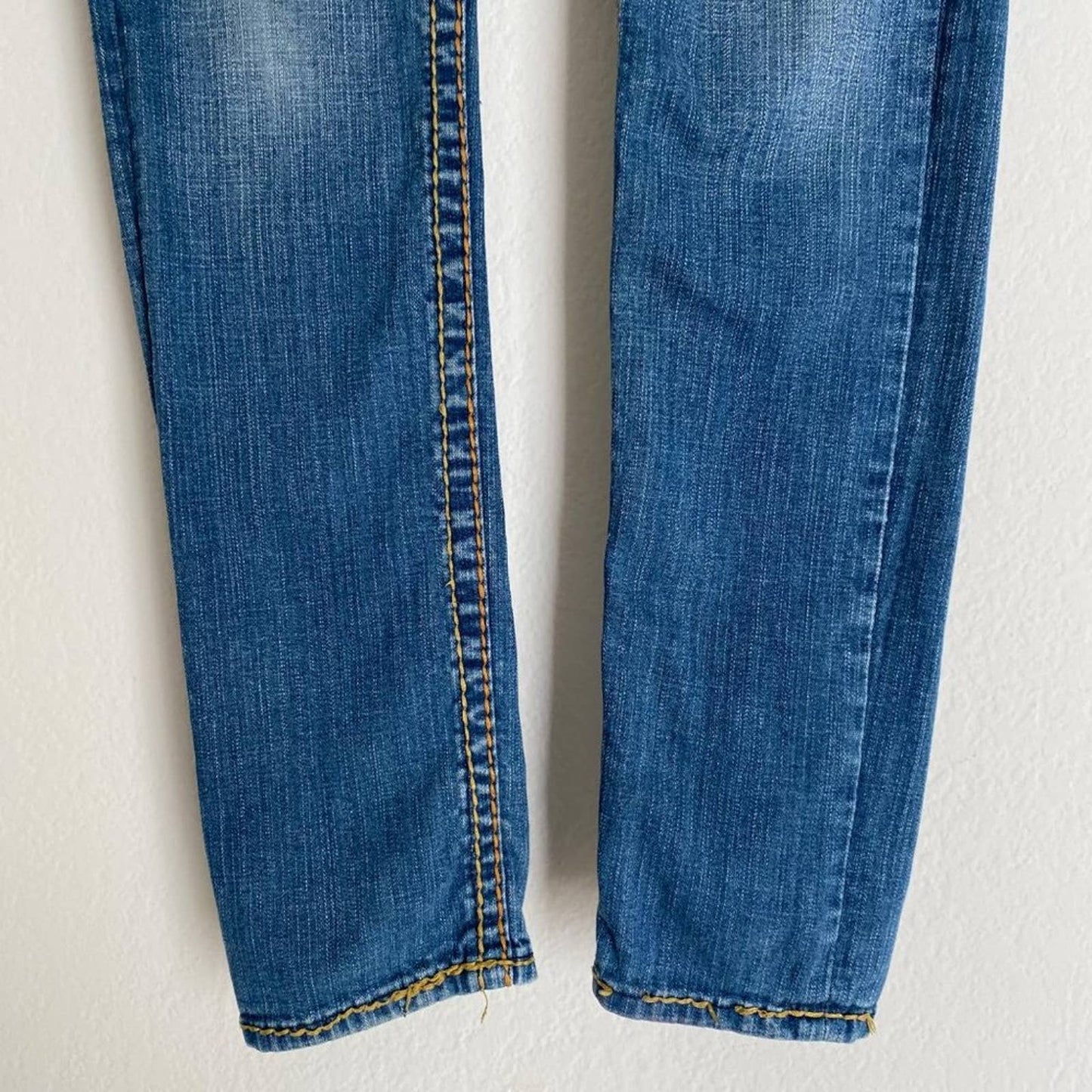 True Religion sz 26R blue stitch pocket Jeans