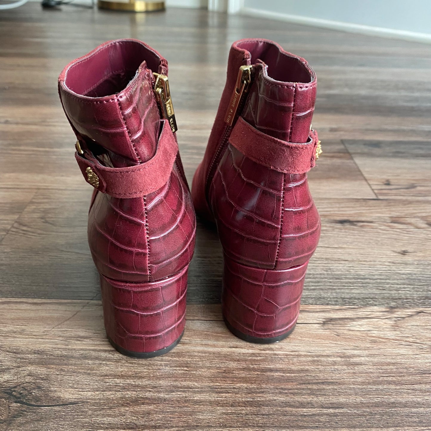 Anne Klein 6M burgundy leather ankle zip boots booties
