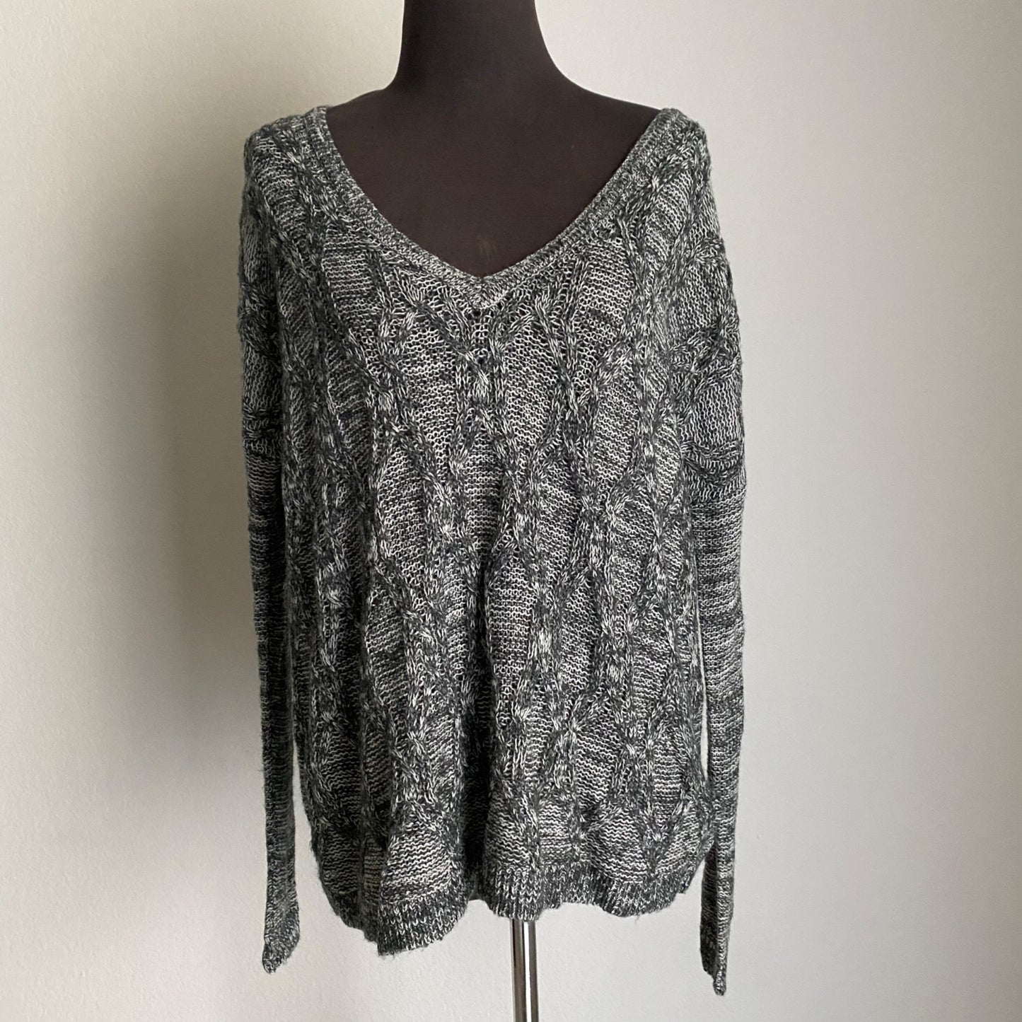 Express sz XS wool cable knit long sleeve V Neck Sweater