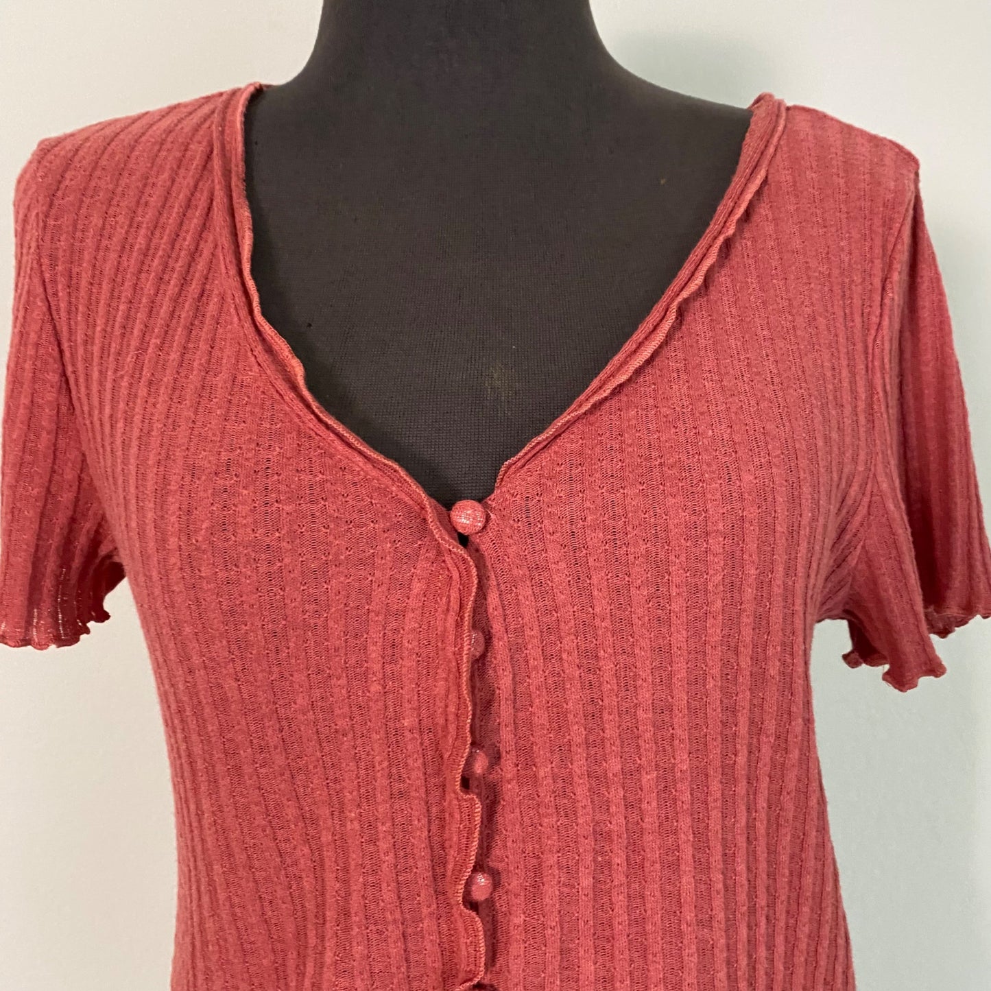 Cotton On sz L  Short sleeve v Neck pull over cropped button shirt