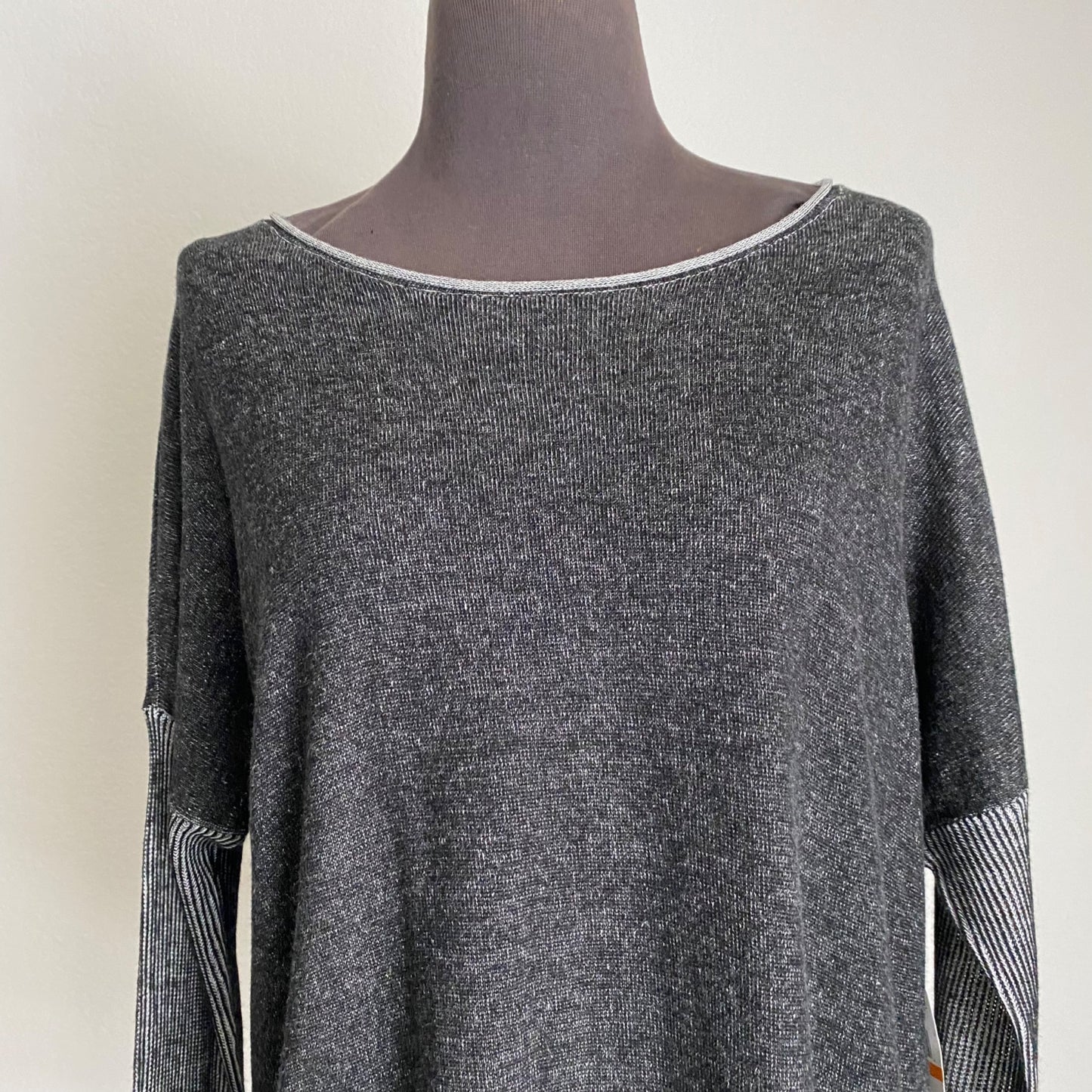 Two by Vince Camuto sz S long sleeve scoop neck sweater