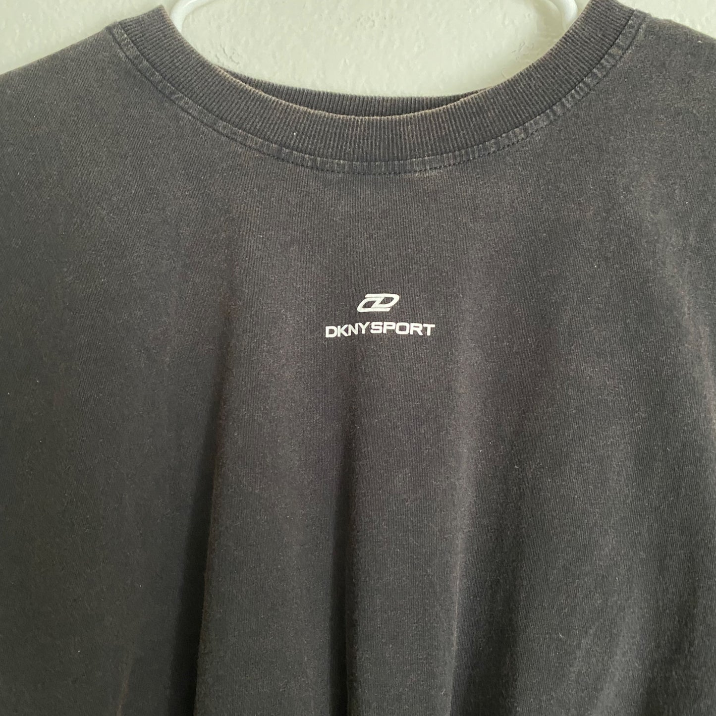 DKNY sz VARIOUS SIZES Pigment Dyed Sport Icon Logo Boxy Knotted Tee in black