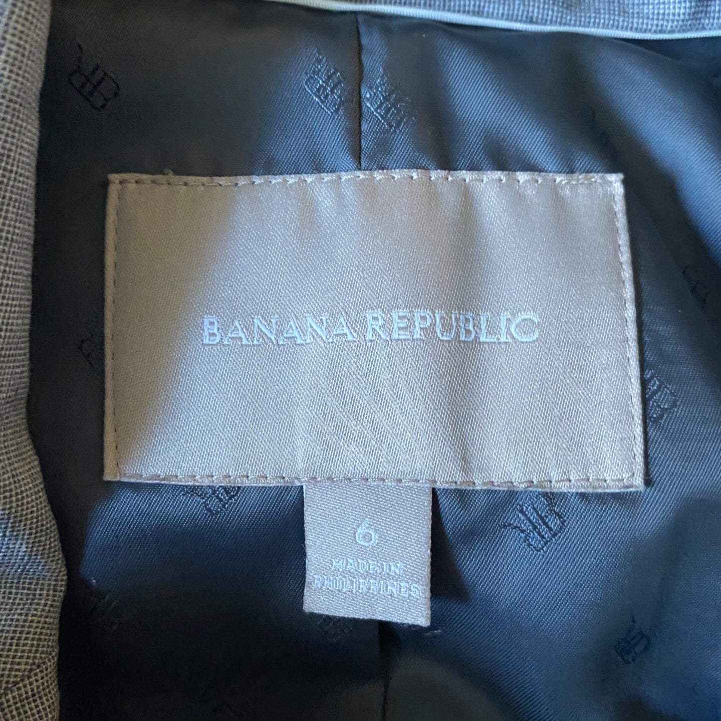 Banana Republic sz 6 Long sleeve button in front Blazer