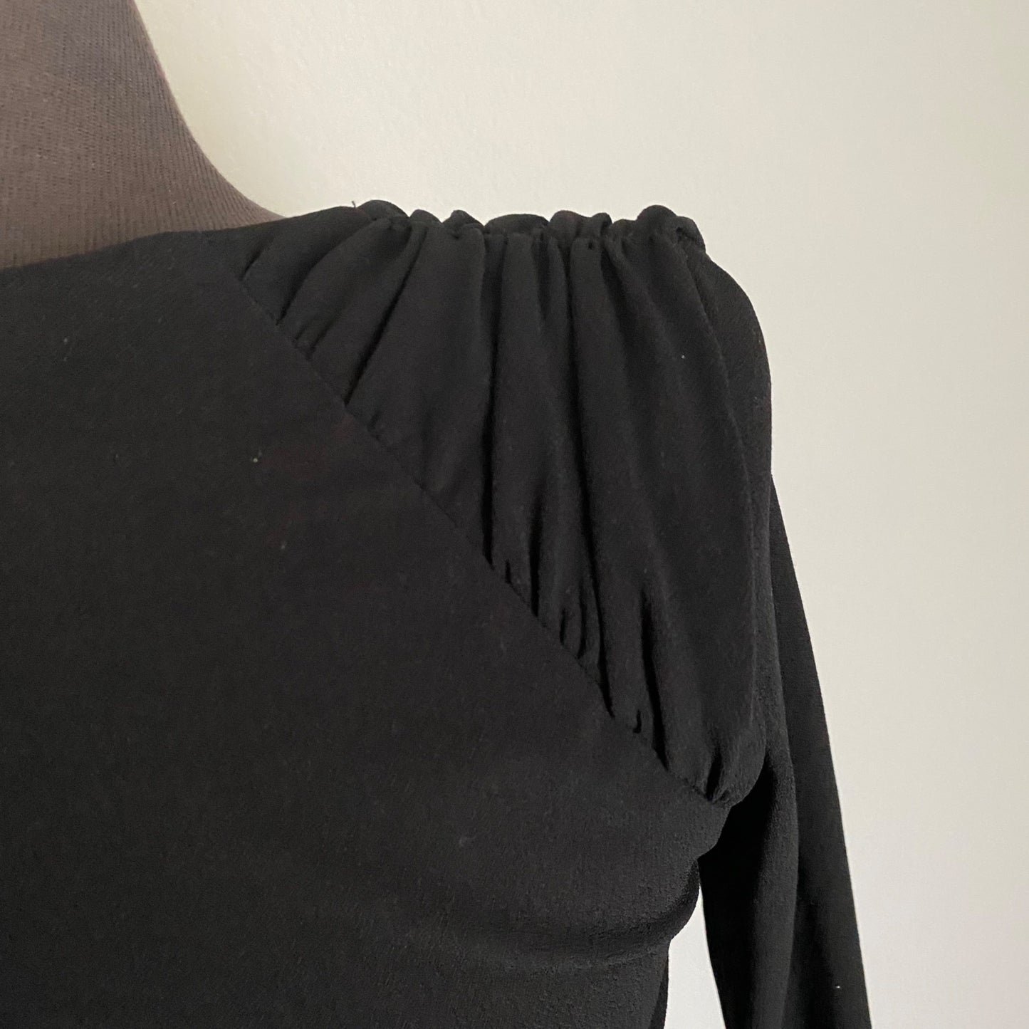 Zara sz XS Long sleeve crew neck Sheath mini cocktail dress