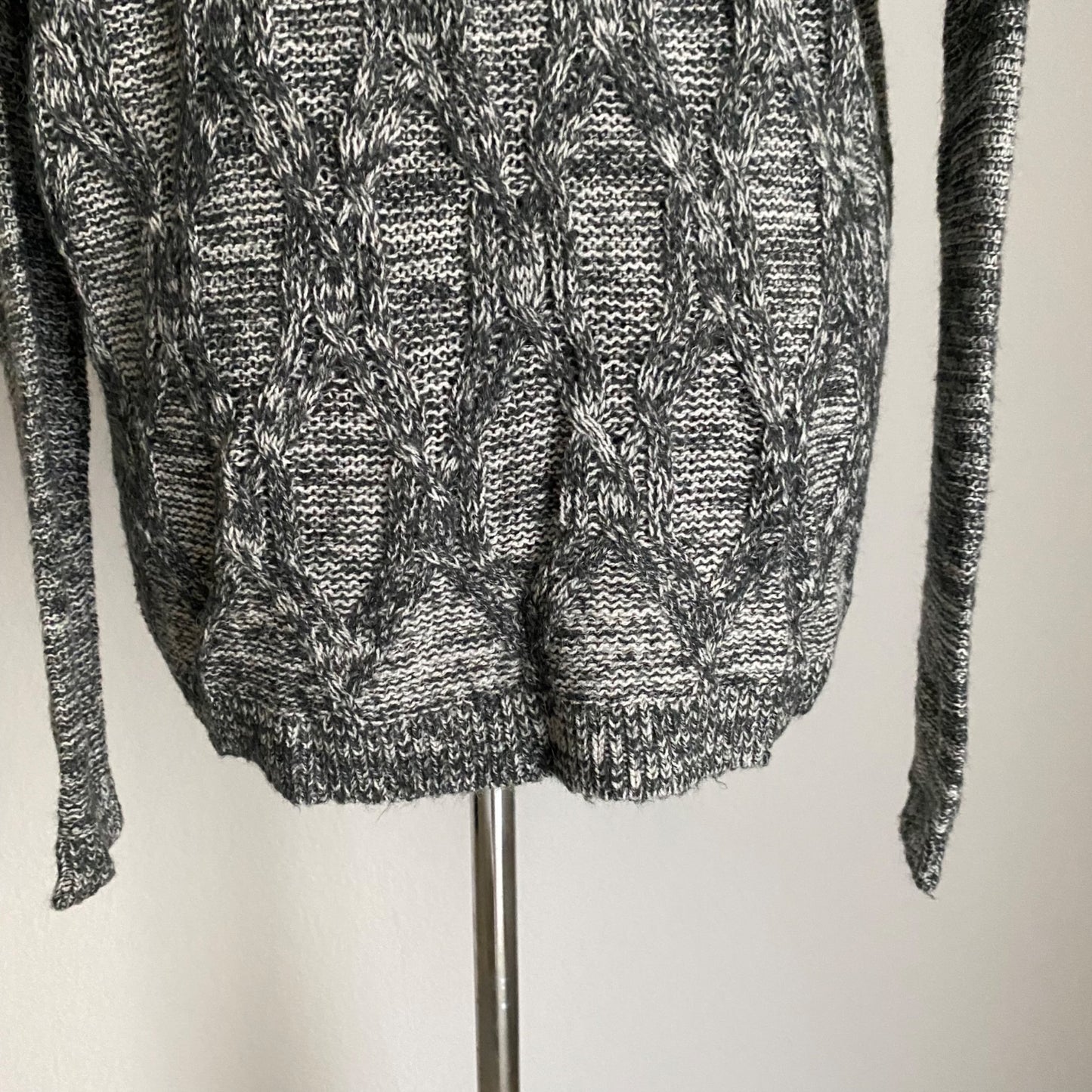Express sz XS wool cable knit long sleeve V Neck Sweater